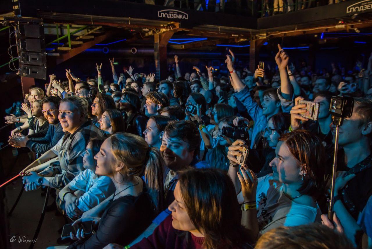 Фото Это аншлаг! Александр Пушной собрал полный зал на двухчасовом концерте в Новосибирске  — ФОТОРЕПОРТАЖ 11